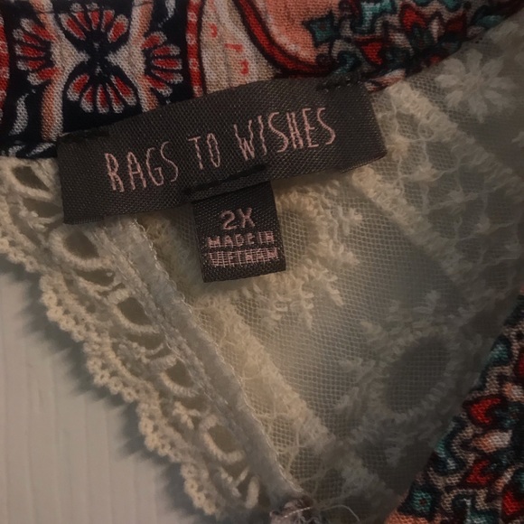 🌸 boho top with lace shoulders 🌸 - Picture 3 of 3